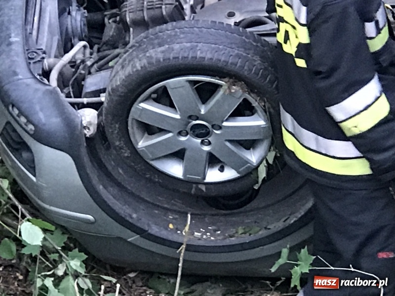 Zdjęcie w galerii na portalu naszraciborz.pl: Dachowanie forda na trasie Racibórz-Rybnik  wiadomości z regionu