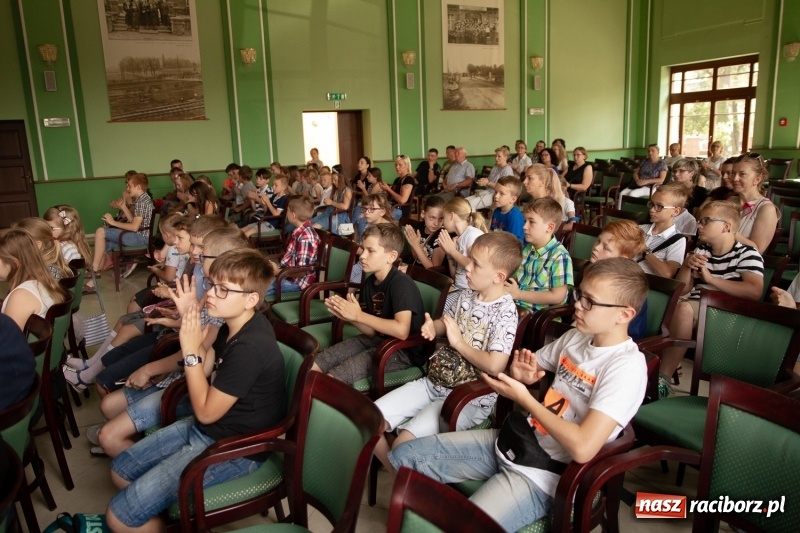 Zdjęcie w galerii na portalu naszraciborz.pl: Studenci raciborskiego Uniwersytetu Dziecięcego już na wakacjach  wiadomości z regionu