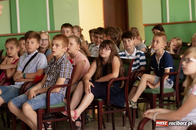 Zdjęcie w galerii na portalu naszraciborz.pl: Studenci raciborskiego Uniwersytetu Dziecięcego już na wakacjach  wiadomości z regionu