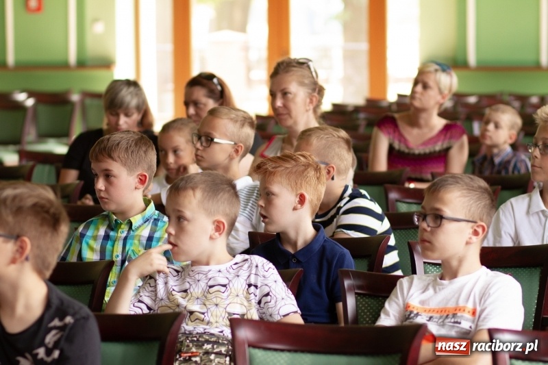 Zdjęcie w galerii na portalu naszraciborz.pl: Studenci raciborskiego Uniwersytetu Dziecięcego już na wakacjach  wiadomości z regionu