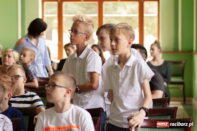 Zdjęcie w galerii na portalu naszraciborz.pl: Studenci raciborskiego Uniwersytetu Dziecięcego już na wakacjach  wiadomości z regionu