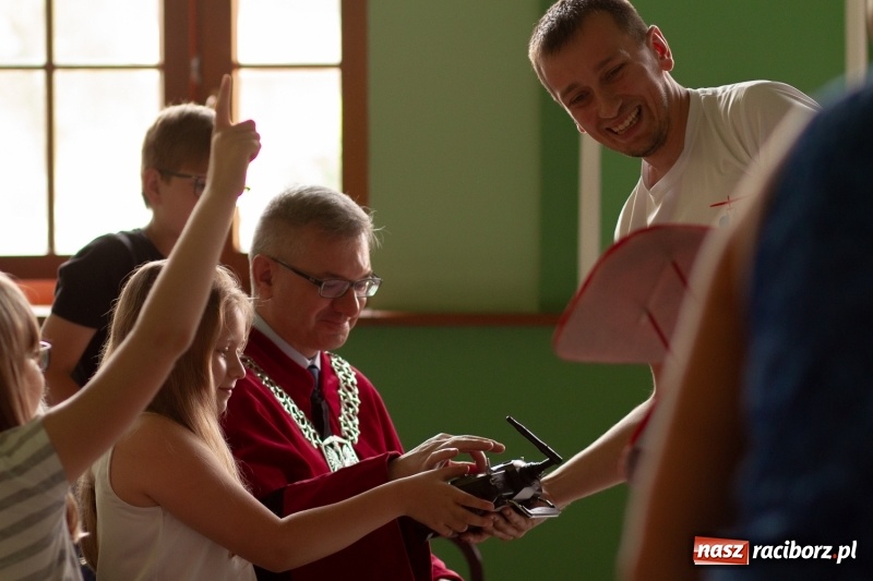 Zdjęcie w galerii na portalu naszraciborz.pl: Studenci raciborskiego Uniwersytetu Dziecięcego już na wakacjach  wiadomości z regionu