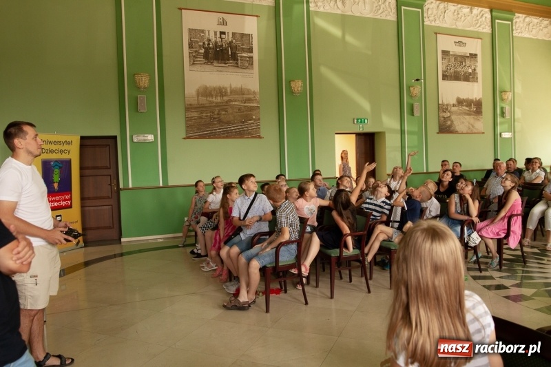 Zdjęcie w galerii na portalu naszraciborz.pl: Studenci raciborskiego Uniwersytetu Dziecięcego już na wakacjach  wiadomości z regionu