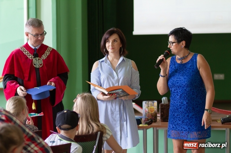 Zdjęcie w galerii na portalu naszraciborz.pl: Studenci raciborskiego Uniwersytetu Dziecięcego już na wakacjach  wiadomości z regionu