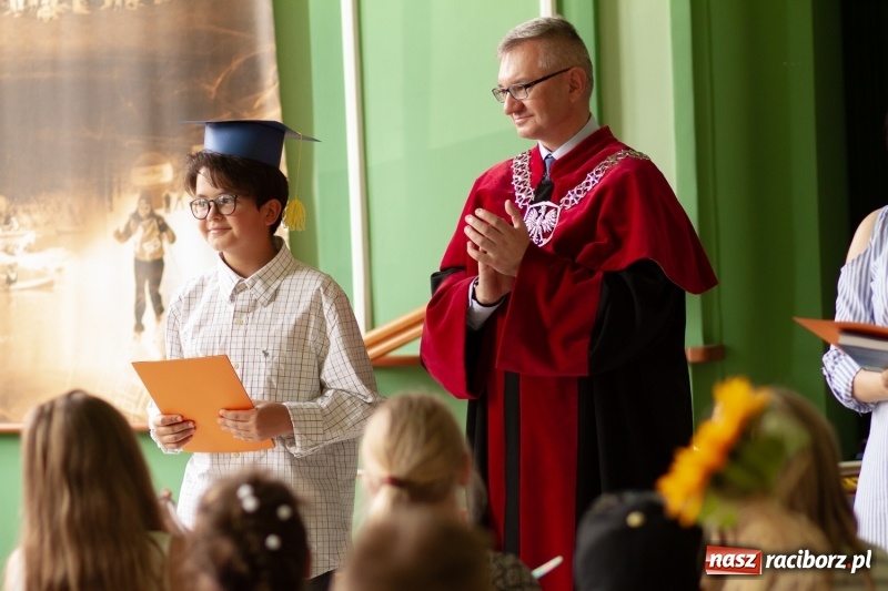 Zdjęcie w galerii na portalu naszraciborz.pl: Studenci raciborskiego Uniwersytetu Dziecięcego już na wakacjach  wiadomości z regionu