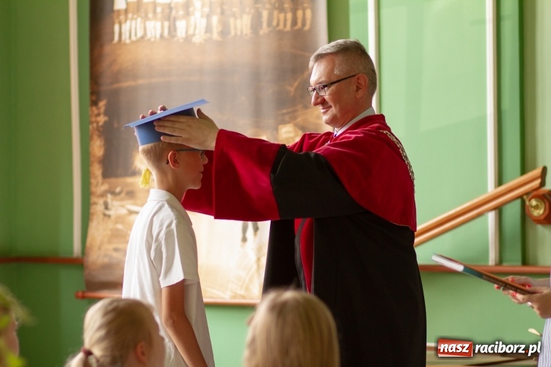Zdjęcie w galerii na portalu naszraciborz.pl: Studenci raciborskiego Uniwersytetu Dziecięcego już na wakacjach  wiadomości z regionu