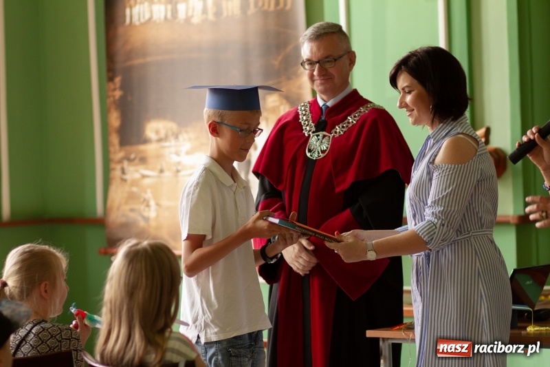 Zdjęcie w galerii na portalu naszraciborz.pl: Studenci raciborskiego Uniwersytetu Dziecięcego już na wakacjach  wiadomości z regionu