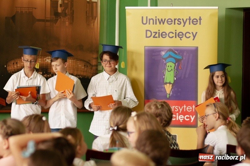 Zdjęcie w galerii na portalu naszraciborz.pl: Studenci raciborskiego Uniwersytetu Dziecięcego już na wakacjach  wiadomości z regionu