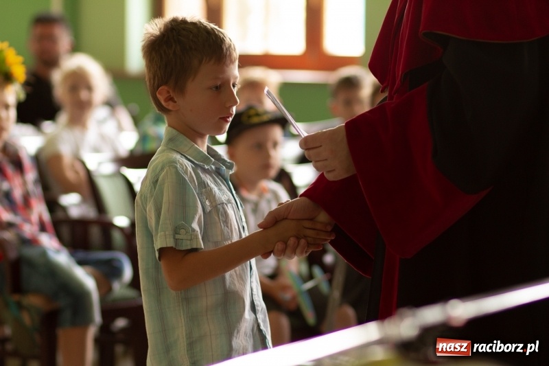 Zdjęcie w galerii na portalu naszraciborz.pl: Studenci raciborskiego Uniwersytetu Dziecięcego już na wakacjach  wiadomości z regionu