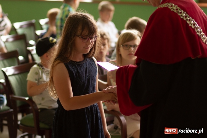 Zdjęcie w galerii na portalu naszraciborz.pl: Studenci raciborskiego Uniwersytetu Dziecięcego już na wakacjach  wiadomości z regionu