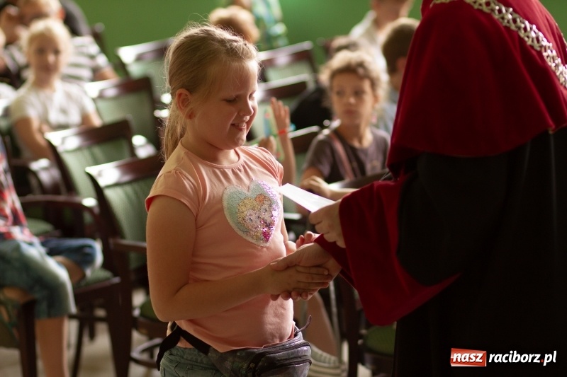Zdjęcie w galerii na portalu naszraciborz.pl: Studenci raciborskiego Uniwersytetu Dziecięcego już na wakacjach  wiadomości z regionu