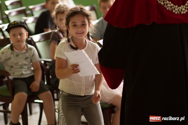 Zdjęcie w galerii na portalu naszraciborz.pl: Studenci raciborskiego Uniwersytetu Dziecięcego już na wakacjach  wiadomości z regionu