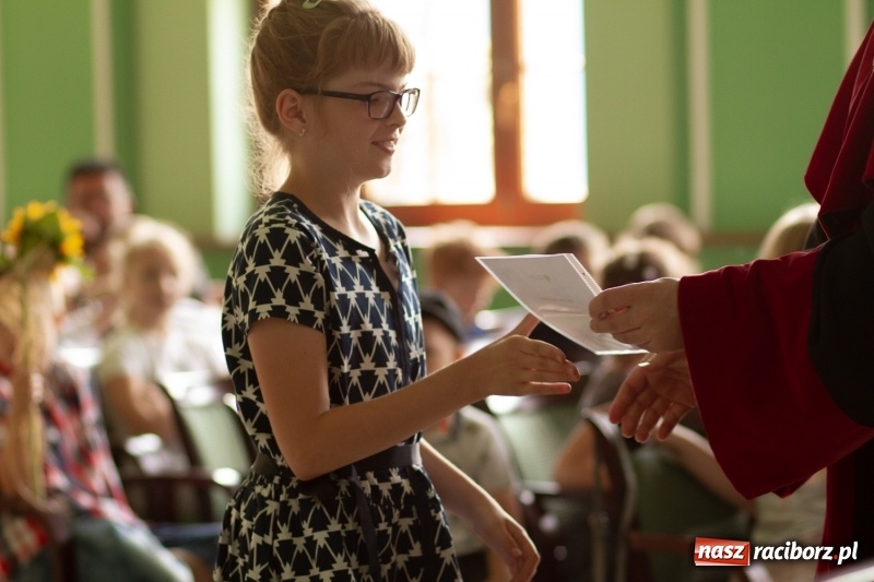 Zdjęcie w galerii na portalu naszraciborz.pl: Studenci raciborskiego Uniwersytetu Dziecięcego już na wakacjach  wiadomości z regionu