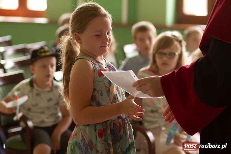 Zdjęcie w galerii na portalu naszraciborz.pl: Studenci raciborskiego Uniwersytetu Dziecięcego już na wakacjach  wiadomości z regionu