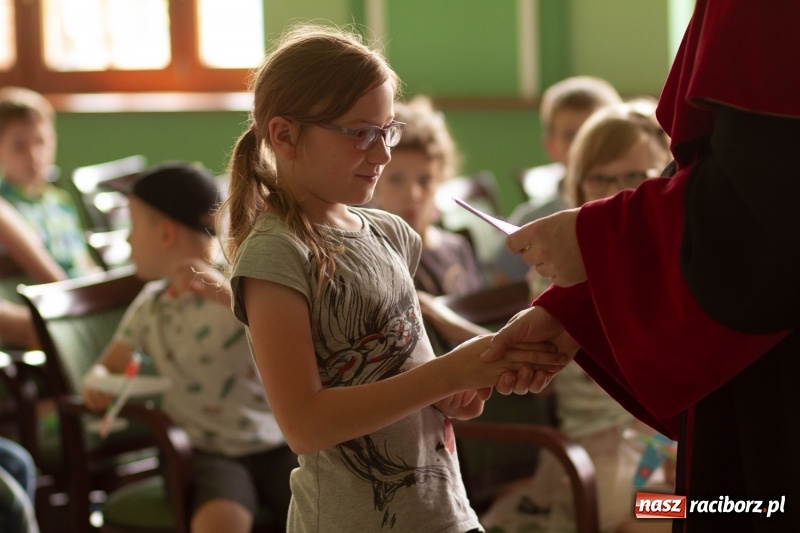 Zdjęcie w galerii na portalu naszraciborz.pl: Studenci raciborskiego Uniwersytetu Dziecięcego już na wakacjach  wiadomości z regionu
