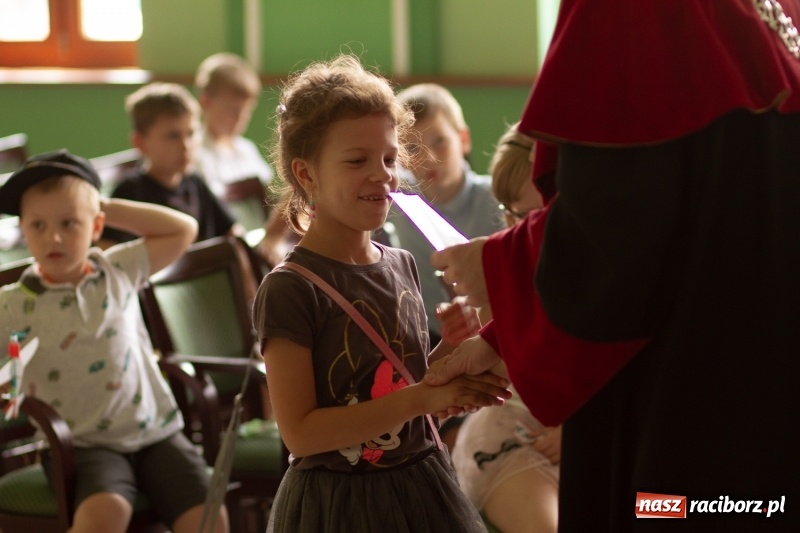 Zdjęcie w galerii na portalu naszraciborz.pl: Studenci raciborskiego Uniwersytetu Dziecięcego już na wakacjach  wiadomości z regionu