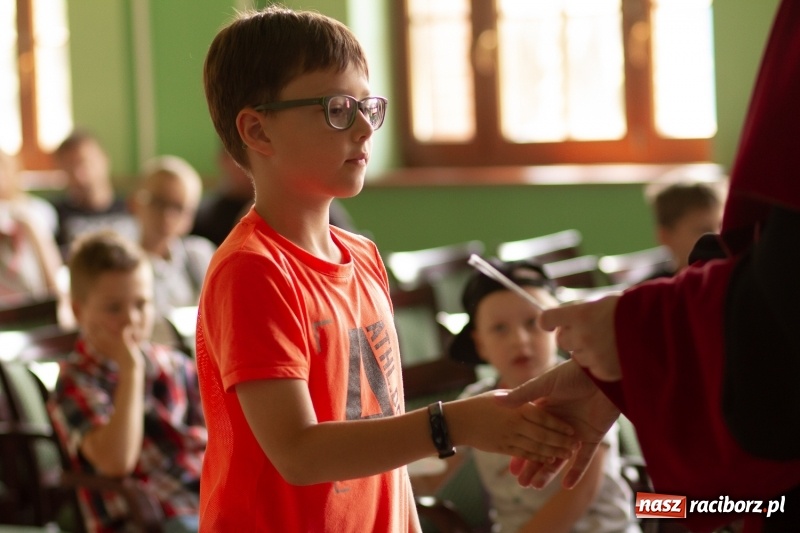 Zdjęcie w galerii na portalu naszraciborz.pl: Studenci raciborskiego Uniwersytetu Dziecięcego już na wakacjach  wiadomości z regionu