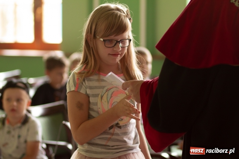 Zdjęcie w galerii na portalu naszraciborz.pl: Studenci raciborskiego Uniwersytetu Dziecięcego już na wakacjach  wiadomości z regionu
