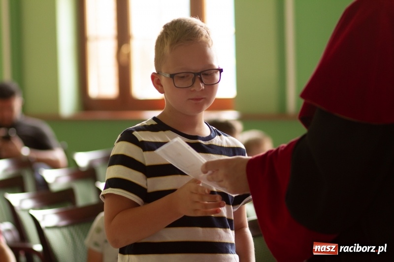 Zdjęcie w galerii na portalu naszraciborz.pl: Studenci raciborskiego Uniwersytetu Dziecięcego już na wakacjach  wiadomości z regionu