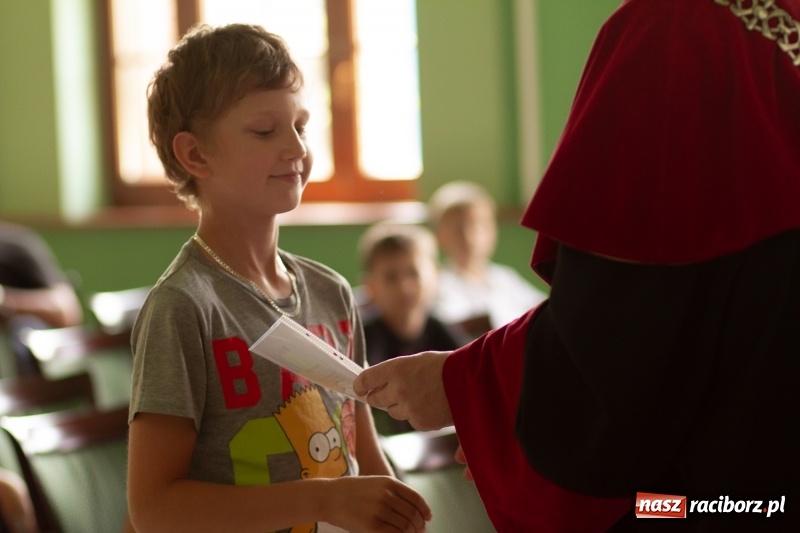 Zdjęcie w galerii na portalu naszraciborz.pl: Studenci raciborskiego Uniwersytetu Dziecięcego już na wakacjach  wiadomości z regionu