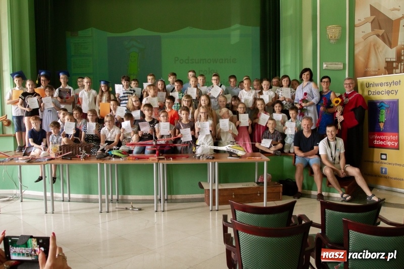 Zdjęcie w galerii na portalu naszraciborz.pl: Studenci raciborskiego Uniwersytetu Dziecięcego już na wakacjach  wiadomości z regionu