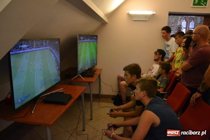 Zdjęcie w galerii na portalu naszraciborz.pl: Raciborski Festiwal Gamingowy na zamku przyciągnął tłumy  wiadomości z regionu