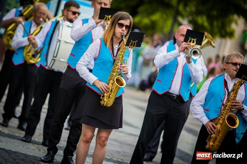 Zdjęcie w galerii na portalu naszraciborz.pl: Ukraińskie werble nie przestraszyły burzy. Parada folkloru przegrała z deszczem FOTO i WIDEO wiadomości z regionu
