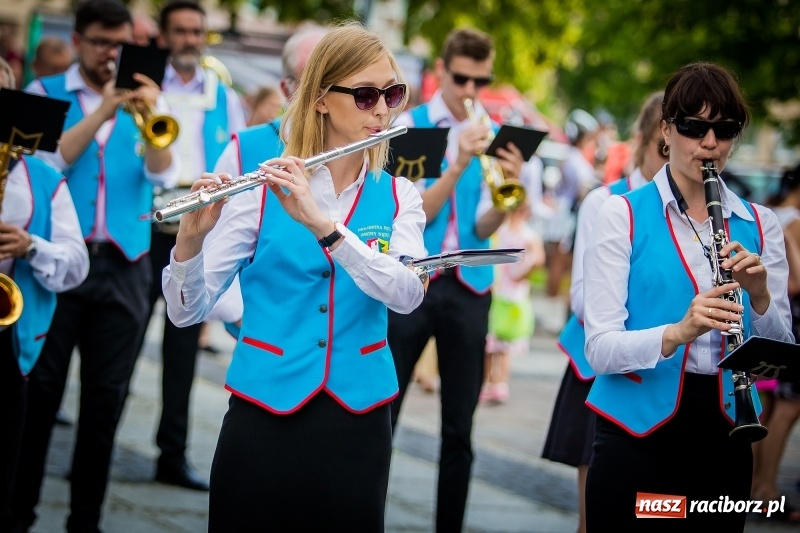 Zdjęcie w galerii na portalu naszraciborz.pl: Ukraińskie werble nie przestraszyły burzy. Parada folkloru przegrała z deszczem FOTO i WIDEO wiadomości z regionu