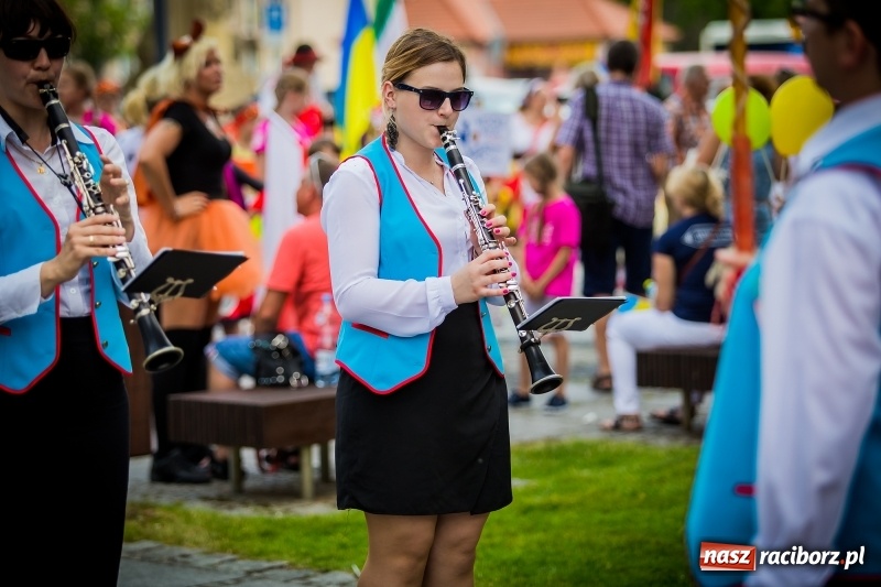 Zdjęcie w galerii na portalu naszraciborz.pl: Ukraińskie werble nie przestraszyły burzy. Parada folkloru przegrała z deszczem FOTO i WIDEO wiadomości z regionu