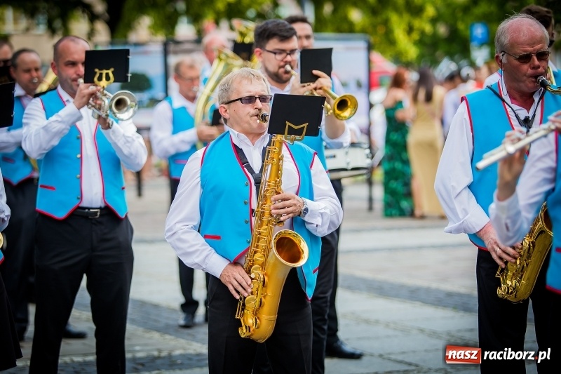 Zdjęcie w galerii na portalu naszraciborz.pl: Ukraińskie werble nie przestraszyły burzy. Parada folkloru przegrała z deszczem FOTO i WIDEO wiadomości z regionu
