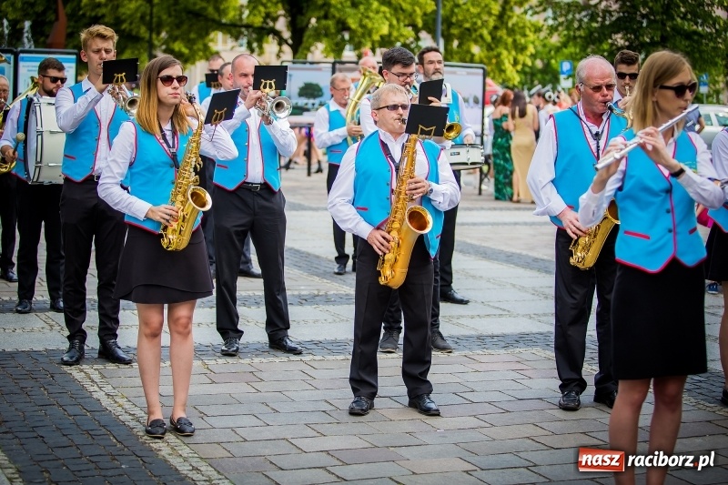 Zdjęcie w galerii na portalu naszraciborz.pl: Ukraińskie werble nie przestraszyły burzy. Parada folkloru przegrała z deszczem FOTO i WIDEO wiadomości z regionu