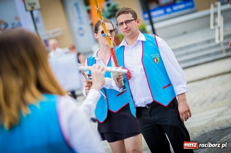 Zdjęcie w galerii na portalu naszraciborz.pl: Ukraińskie werble nie przestraszyły burzy. Parada folkloru przegrała z deszczem FOTO i WIDEO wiadomości z regionu