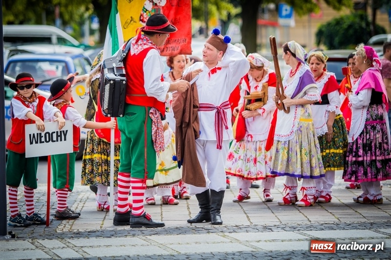 Zdjęcie w galerii na portalu naszraciborz.pl: Ukraińskie werble nie przestraszyły burzy. Parada folkloru przegrała z deszczem FOTO i WIDEO wiadomości z regionu
