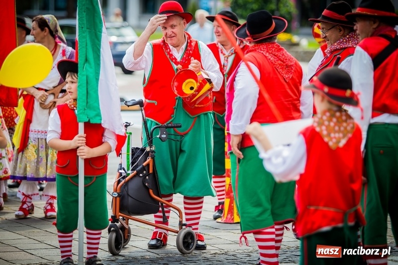 Zdjęcie w galerii na portalu naszraciborz.pl: Ukraińskie werble nie przestraszyły burzy. Parada folkloru przegrała z deszczem FOTO i WIDEO wiadomości z regionu