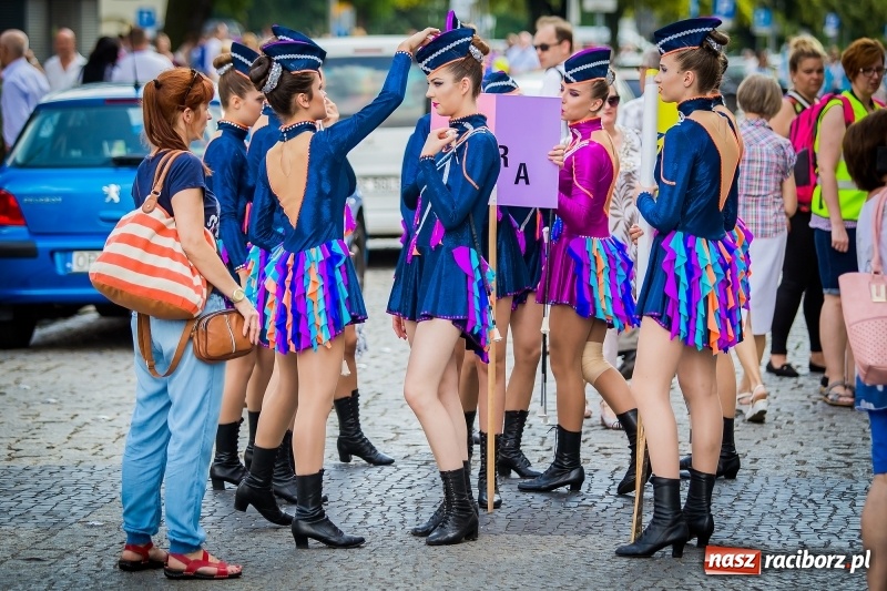 Zdjęcie w galerii na portalu naszraciborz.pl: Ukraińskie werble nie przestraszyły burzy. Parada folkloru przegrała z deszczem FOTO i WIDEO wiadomości z regionu