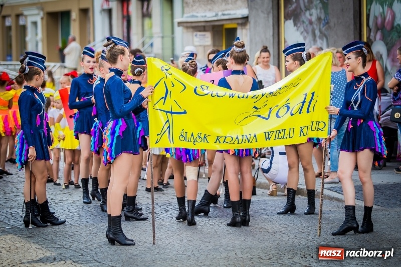 Zdjęcie w galerii na portalu naszraciborz.pl: Ukraińskie werble nie przestraszyły burzy. Parada folkloru przegrała z deszczem FOTO i WIDEO wiadomości z regionu