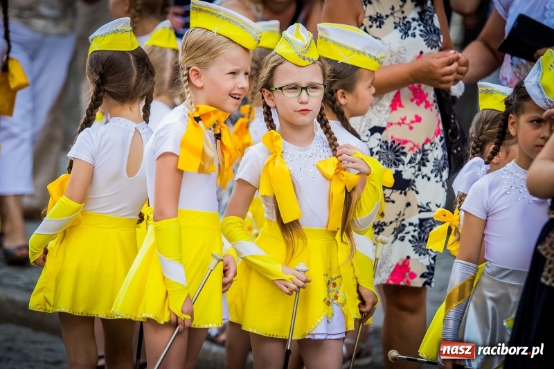 Zdjęcie w galerii na portalu naszraciborz.pl: Ukraińskie werble nie przestraszyły burzy. Parada folkloru przegrała z deszczem FOTO i WIDEO wiadomości z regionu
