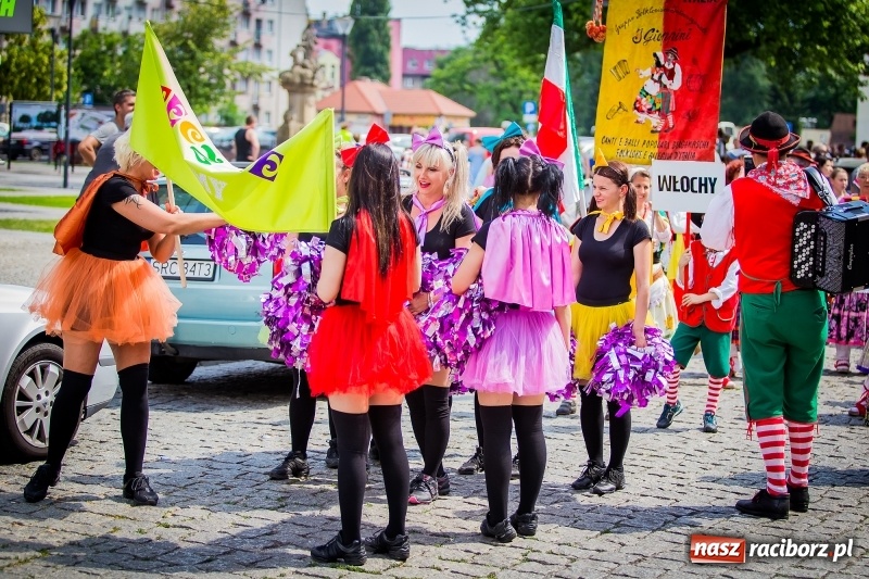 Zdjęcie w galerii na portalu naszraciborz.pl: Ukraińskie werble nie przestraszyły burzy. Parada folkloru przegrała z deszczem FOTO i WIDEO wiadomości z regionu