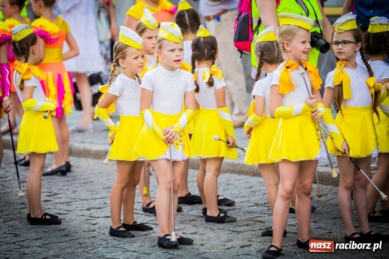 Zdjęcie w galerii na portalu naszraciborz.pl: Ukraińskie werble nie przestraszyły burzy. Parada folkloru przegrała z deszczem FOTO i WIDEO wiadomości z regionu