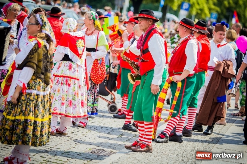 Zdjęcie w galerii na portalu naszraciborz.pl: Ukraińskie werble nie przestraszyły burzy. Parada folkloru przegrała z deszczem FOTO i WIDEO wiadomości z regionu