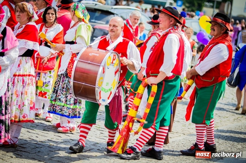 Zdjęcie w galerii na portalu naszraciborz.pl: Ukraińskie werble nie przestraszyły burzy. Parada folkloru przegrała z deszczem FOTO i WIDEO wiadomości z regionu