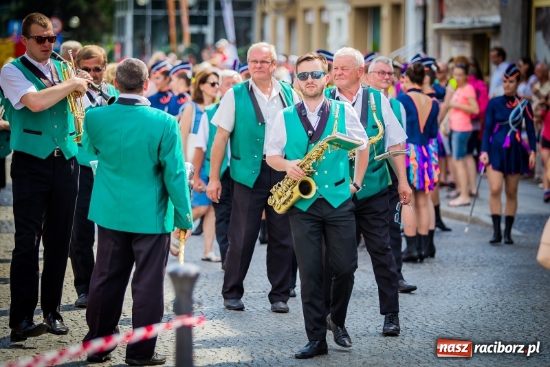 Zdjęcie w galerii na portalu naszraciborz.pl: Ukraińskie werble nie przestraszyły burzy. Parada folkloru przegrała z deszczem FOTO i WIDEO wiadomości z regionu