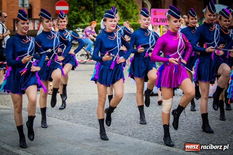 Zdjęcie w galerii na portalu naszraciborz.pl: Ukraińskie werble nie przestraszyły burzy. Parada folkloru przegrała z deszczem FOTO i WIDEO wiadomości z regionu