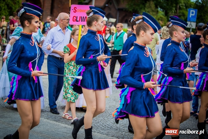 Zdjęcie w galerii na portalu naszraciborz.pl: Ukraińskie werble nie przestraszyły burzy. Parada folkloru przegrała z deszczem FOTO i WIDEO wiadomości z regionu