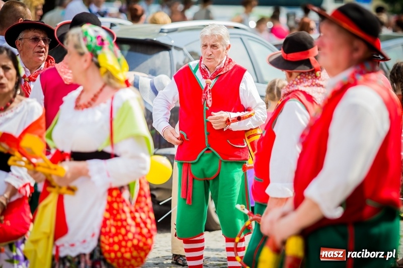 Zdjęcie w galerii na portalu naszraciborz.pl: Ukraińskie werble nie przestraszyły burzy. Parada folkloru przegrała z deszczem FOTO i WIDEO wiadomości z regionu