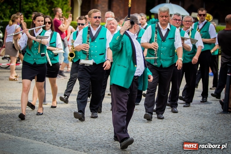 Zdjęcie w galerii na portalu naszraciborz.pl: Ukraińskie werble nie przestraszyły burzy. Parada folkloru przegrała z deszczem FOTO i WIDEO wiadomości z regionu