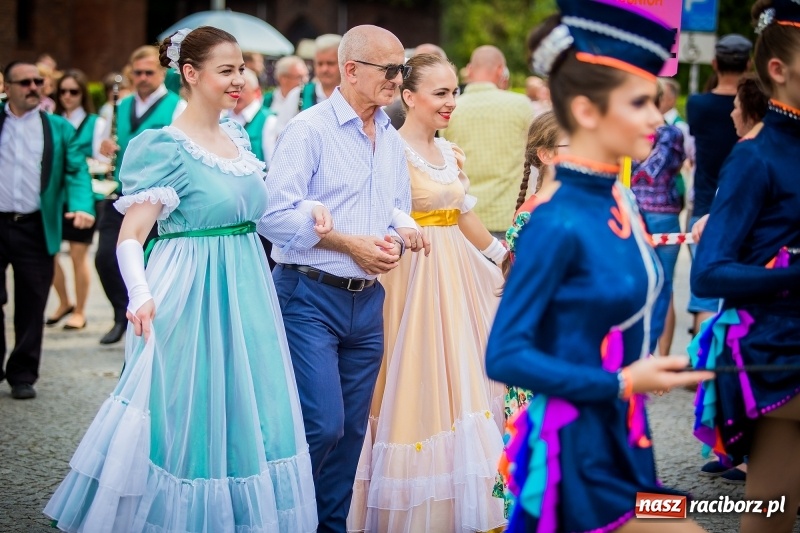 Zdjęcie w galerii na portalu naszraciborz.pl: Ukraińskie werble nie przestraszyły burzy. Parada folkloru przegrała z deszczem FOTO i WIDEO wiadomości z regionu