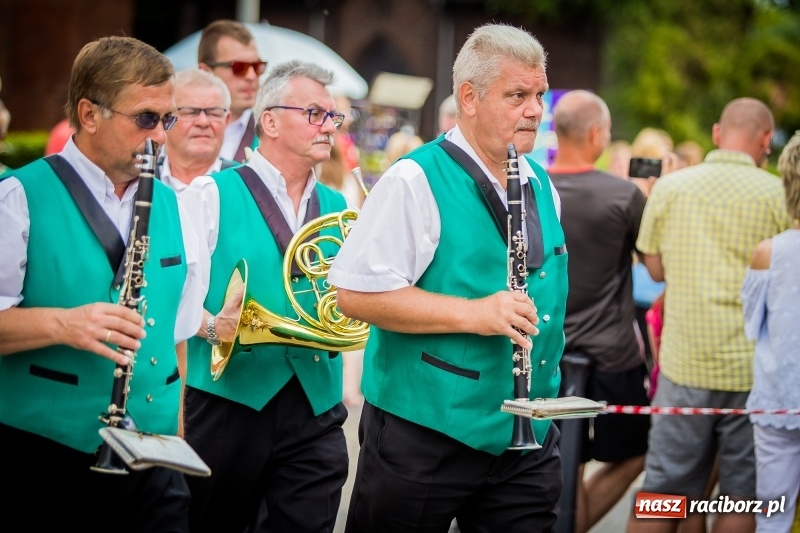 Zdjęcie w galerii na portalu naszraciborz.pl: Ukraińskie werble nie przestraszyły burzy. Parada folkloru przegrała z deszczem FOTO i WIDEO wiadomości z regionu
