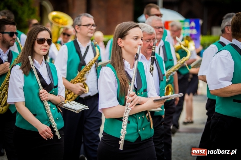 Zdjęcie w galerii na portalu naszraciborz.pl: Ukraińskie werble nie przestraszyły burzy. Parada folkloru przegrała z deszczem FOTO i WIDEO wiadomości z regionu