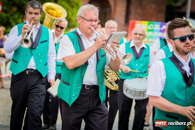 Zdjęcie w galerii na portalu naszraciborz.pl: Ukraińskie werble nie przestraszyły burzy. Parada folkloru przegrała z deszczem FOTO i WIDEO wiadomości z regionu